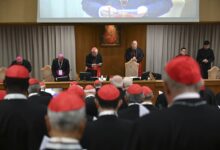 La Congregazione dei Cardinali “Apprezziamo il passo indietro di Becciu”