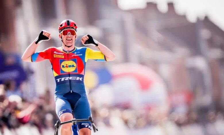A Pedersen la prima tappa del Giro d’Italia 2025 e la maglia rosa, volata perfetta a Tirana A Pedersen la prima tappa del Giro d’Italia 2025 e la maglia rosa, volata perfetta a Tirana